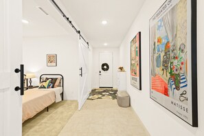 6 bedrooms, iron/ironing board, WiFi, bed sheets
