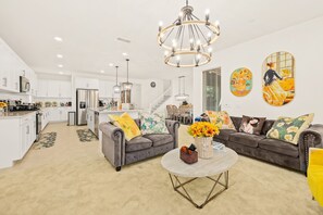 Interior - Spacious single house/Large kitchen/6BD/4BA/8beds (Ontario)