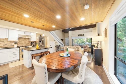 Clubhouse Pool+Spa, Mins to Ski, Golf, Beach, Hiking | Juanita Blue by AvantStay