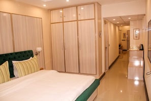 Minibar, in-room safe, soundproofing - Airport Hotel (Karachi)