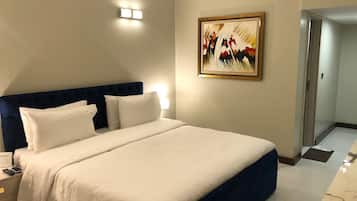 Minibar, brankas, dan kedap suara
