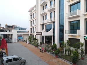 Vista frontal de la propiedad
