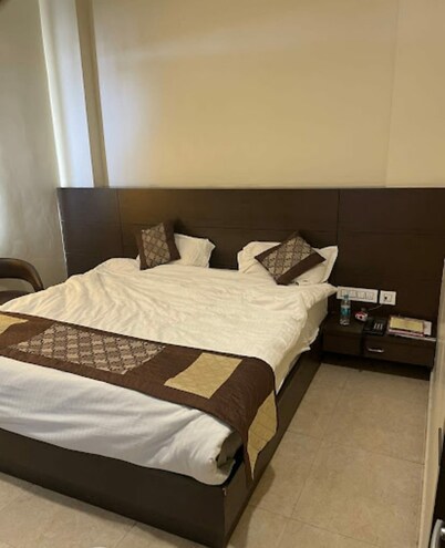 Hotel Sapphire Inn Siwan With AC Room