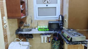 Microwave, cookware/dishes/utensils