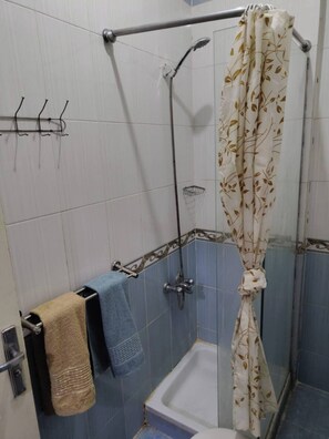 Een douche, handdoeken