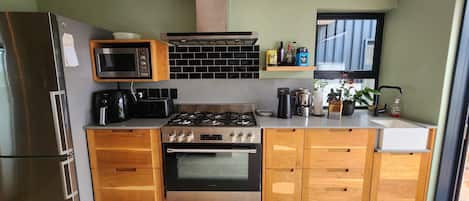 Refrigerador, microondas, horno y parrilla de estufa
