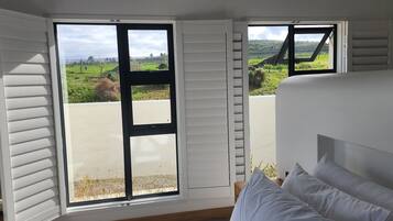 4 bedrooms, desk, iron/ironing board, free WiFi