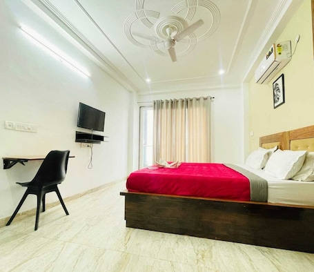 Studio, Balcony, City View | Iron/ironing board