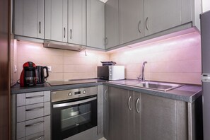 雪櫃、微波爐、焗爐、爐具