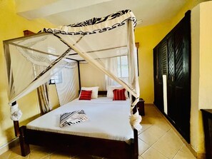 4 bedrooms, iron/ironing board, internet, bed sheets