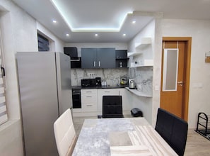 Refrigerador, microondas, horno, placa de cocina