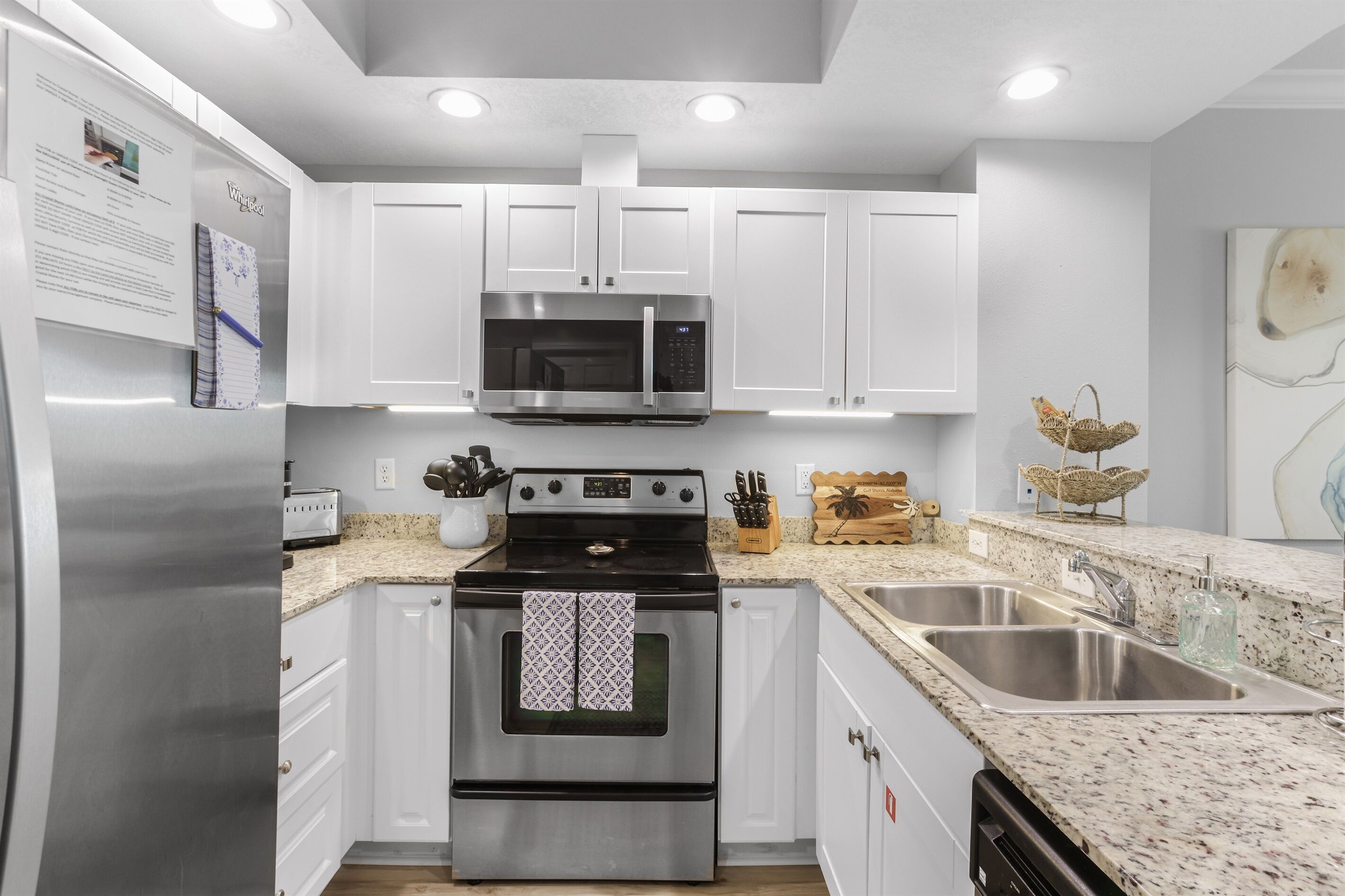 ثلاجة، ميكروويف، فرن، موقد طهي مسطح