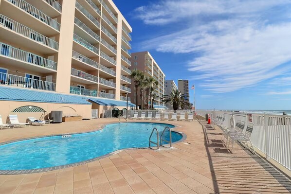 Lämmitetty uima-allas