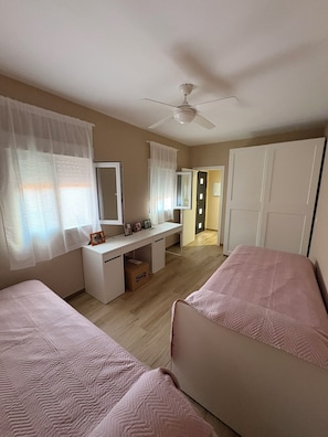 4 bedrooms, iron/ironing board, WiFi, bed sheets