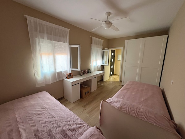 4 bedrooms, iron/ironing board, WiFi, bed sheets