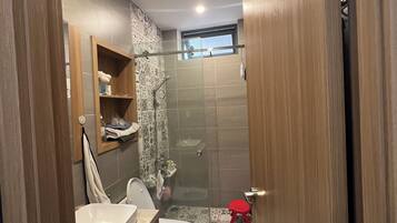 Dutxa, assecador de cabells, tovalloles i sabó