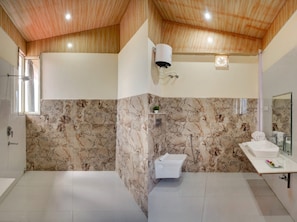 Family Room | Bathroom | Shower, rainfall showerhead, towels, soap