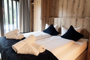 4 bedrooms, iron/ironing board, Internet, bed sheets