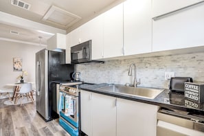 Microwave, oven, stovetop - Extended Stay Comfort • 1BR Near Downtown & Medical Center (Houston)