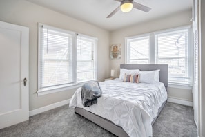 1 bedroom, iron/ironing board, WiFi, bed sheets - Extended Stay Comfort • 1BR Near Downtown & Medical Center (Houston)