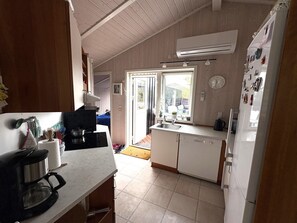 Fridge, microwave, dishwasher, cookware/dishes/utensils