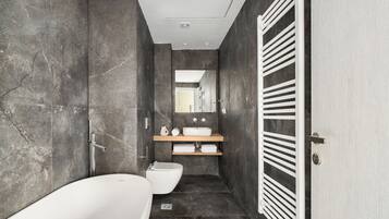 Studio, Courtyard View | Bathroom