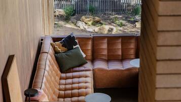 Smart TV, fireplace, books, offices