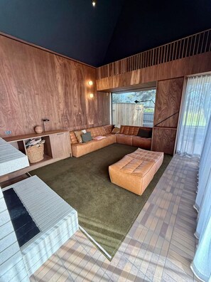 Smart TV, fireplace, books, offices