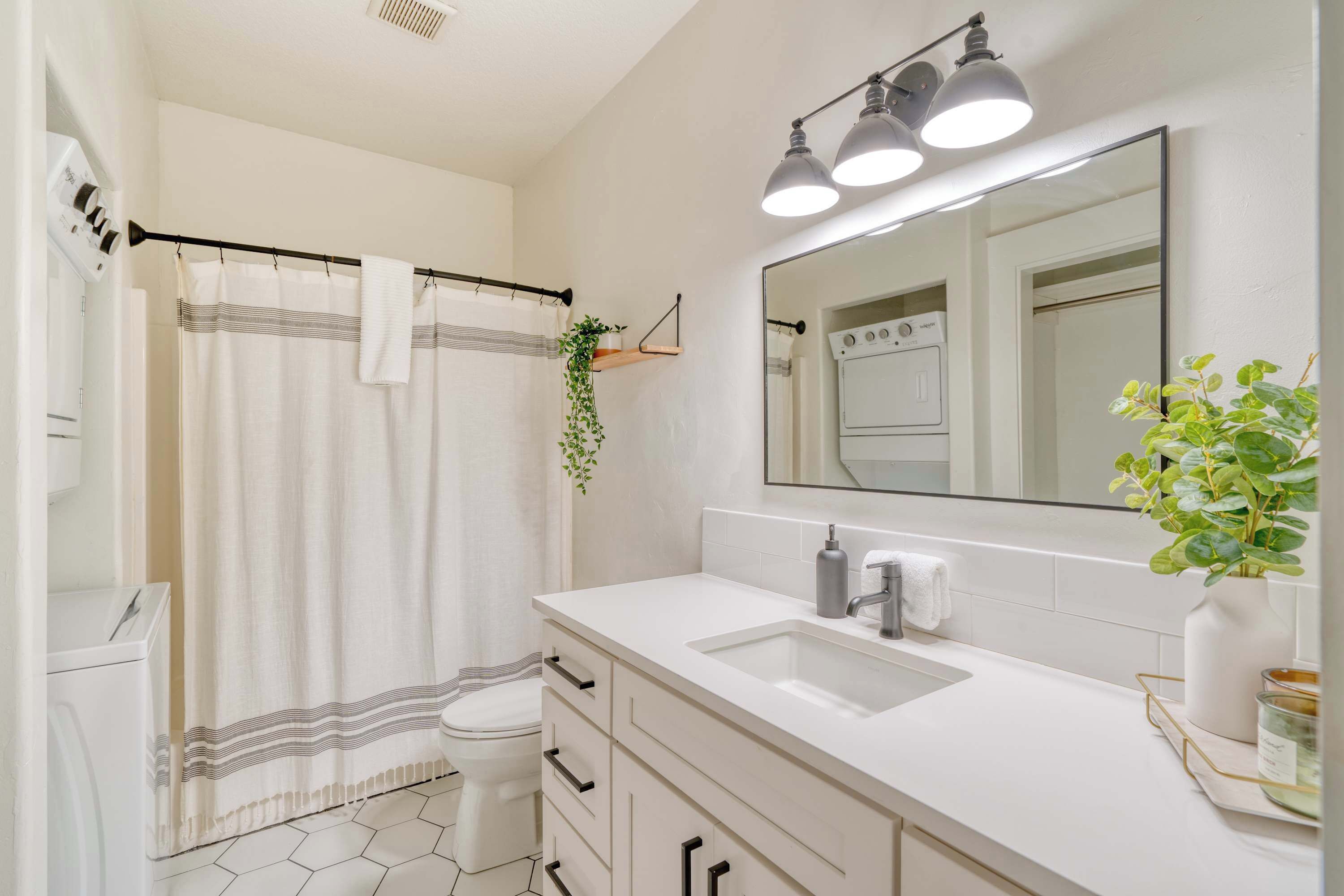 シャワー、ヘアドライヤー、タオル