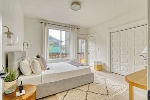 2 bedrooms, iron/ironing board, travel crib, WiFi - Perfect Portland Farmhouse Loft - Breweries & Bars (Portland)