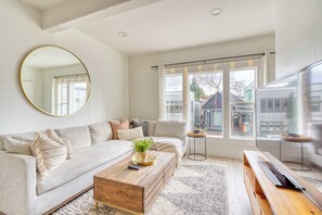 TV, offices - Perfect Portland Farmhouse Loft - Breweries & Bars (Portland)