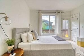 2 bedrooms, iron/ironing board, travel crib, WiFi - Perfect Portland Farmhouse Loft - Breweries & Bars (Portland)