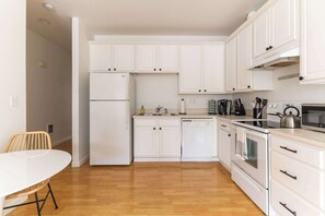 Fridge, microwave, oven, stovetop - Perfect Ladd's Addition Loft - Breweries & Bars (Portland)