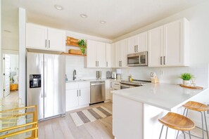 Fridge, microwave, oven, stovetop - Perfect Ladd's Addition Loft - Breweries & Bars (Portland)