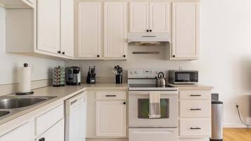 Fridge, oven, stovetop, dishwasher