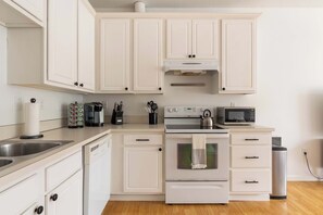 ثلاجة، فرن، موقد طهي مسطح، غسالة أطباق