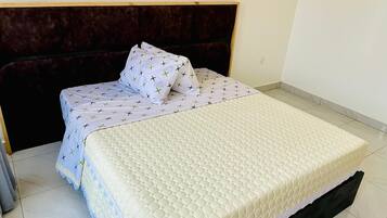 2 bedrooms, iron/ironing board, WiFi