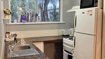 Geladeira, micro-ondas, fogão, cooktop