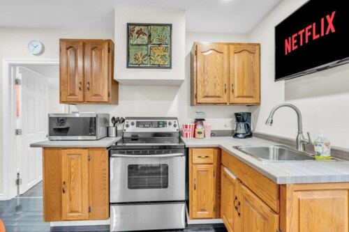 Stylish Zen Stay Mins to Falls | BBQ Area