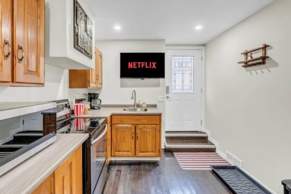 Fridge, microwave, oven, stovetop - Stylish Zen Stay Mins to Falls | BBQ Area (Niagara Falls)