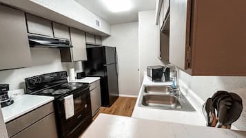 Jääkaappi, mikroaaltouuni, uuni, liesi