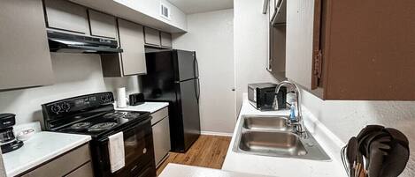 Jääkaappi, mikroaaltouuni, uuni, liesi