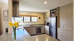 Refrigerador, microondas, horno, lavavajillas
