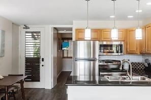 Réfrigérateur, four à micro-ondes, un four, surface de cuisson