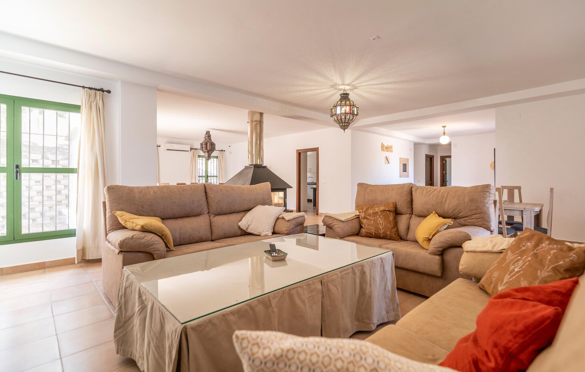 Een smart-tv en een open haard