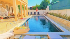 A swimming pool with lounge chairs and a hot tub. - Villa Casa Mia Sabunike (Privlaka)