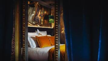 Dobbeltrom – royal | Safe på rommet, blendingsgardiner, lydisolert og strykejern/-brett