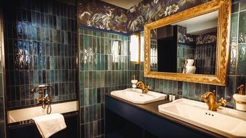 Chambre Double Majestueuse, vue ville | Salle de bain