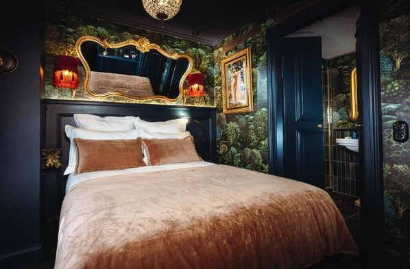 Royal Double Room | In-room safe, blackout curtains, soundproofing, iron/ironing board - Madame C (Strasbourg)