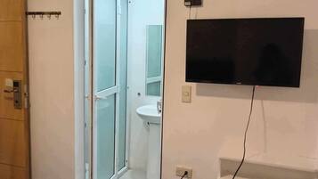 Ducha, artículos de higiene personal gratuitos, jabón y champú